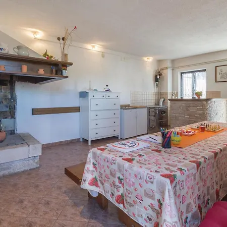 Amazing In Pazin With Wifi Apartment Katun Lindarski